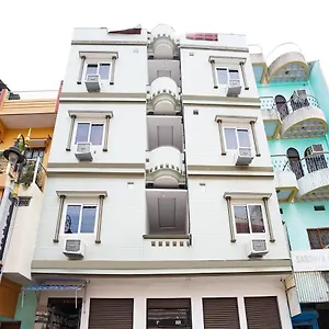 Hotel Vaccinated Staff - Oyo 74707 Balaji, Varanasi